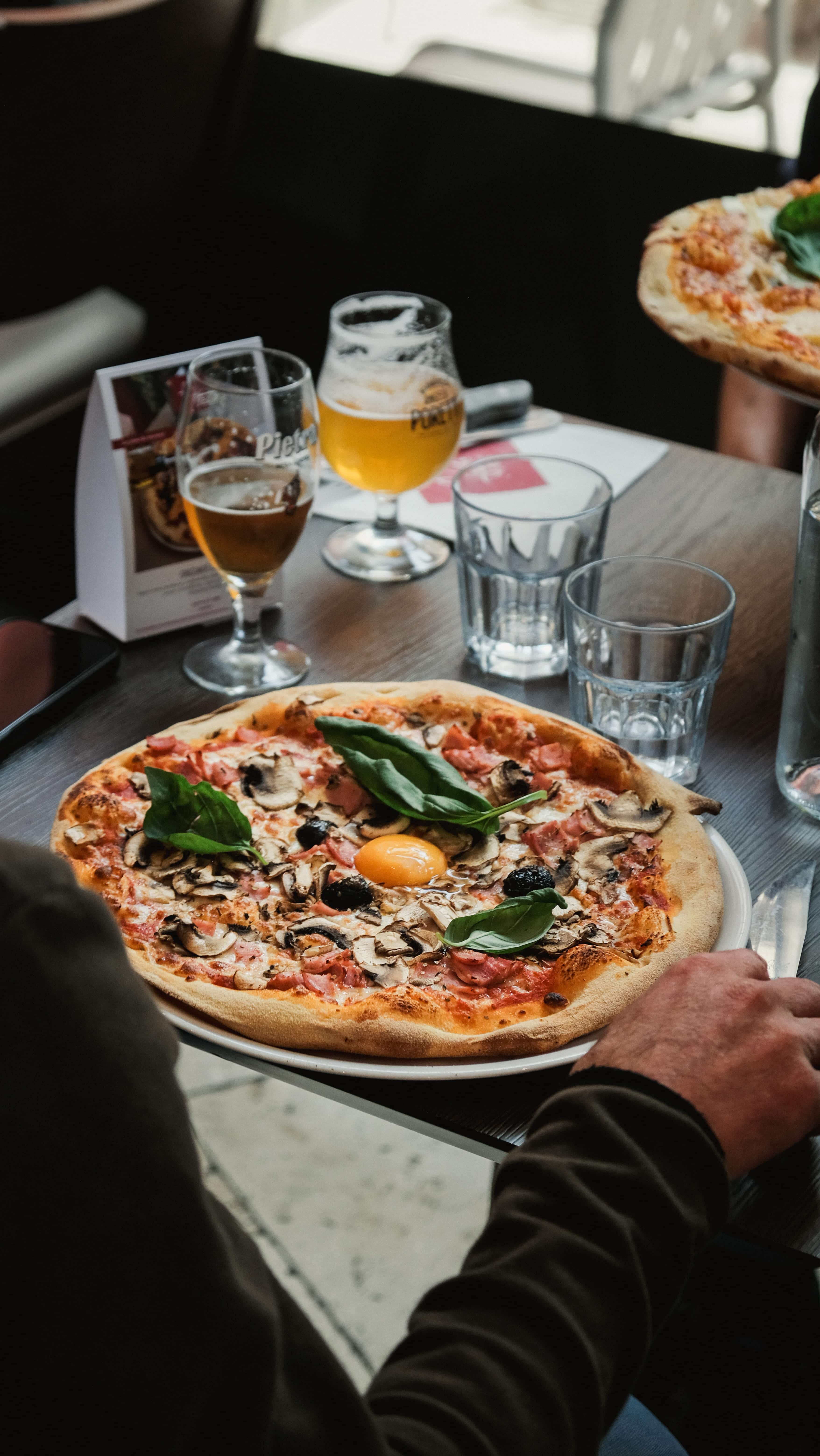 Pizza Fabioli servie en salle, produit du concept financé