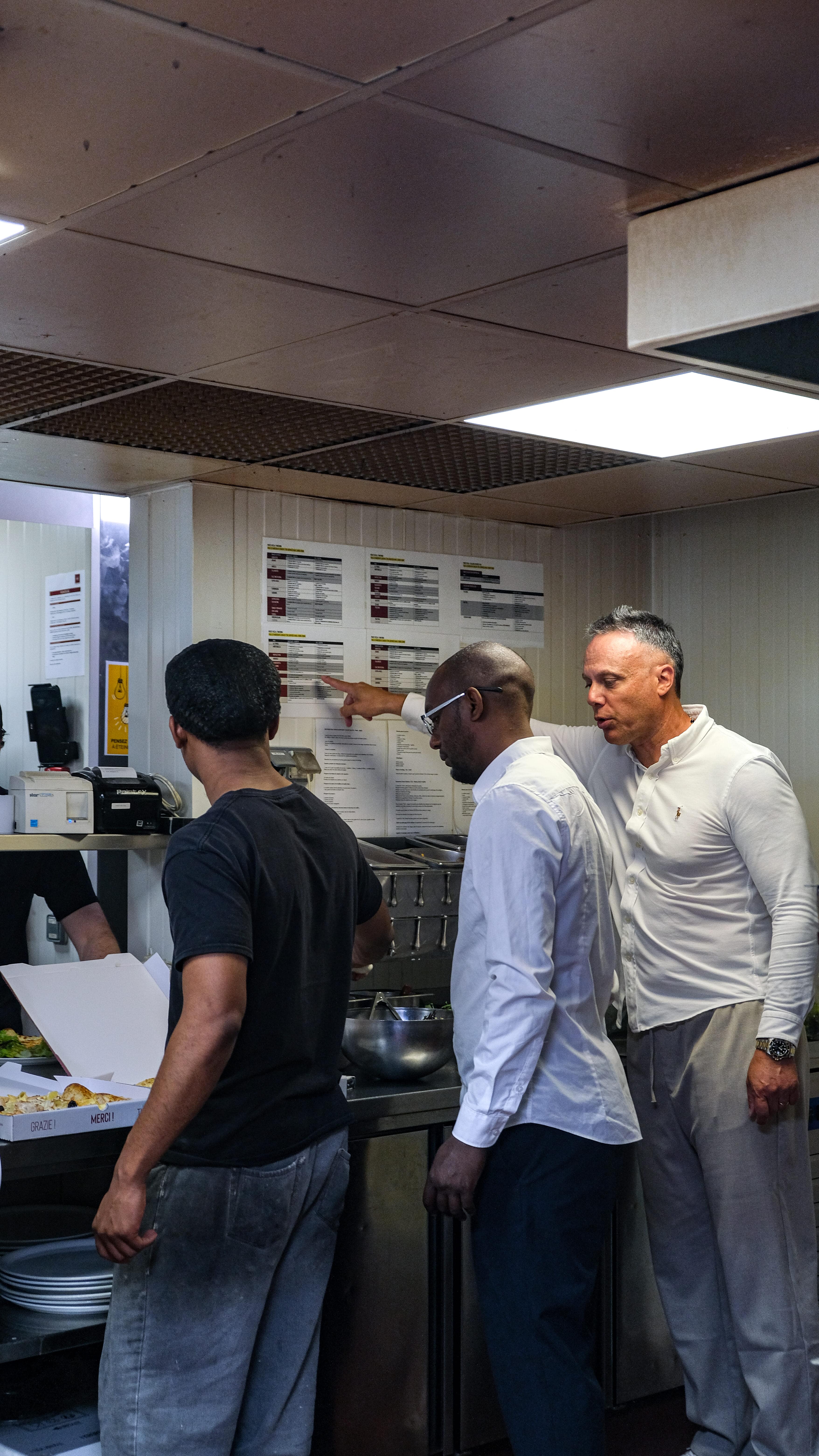 Formateur Fabioli accompagnant un franchisé en cuisine