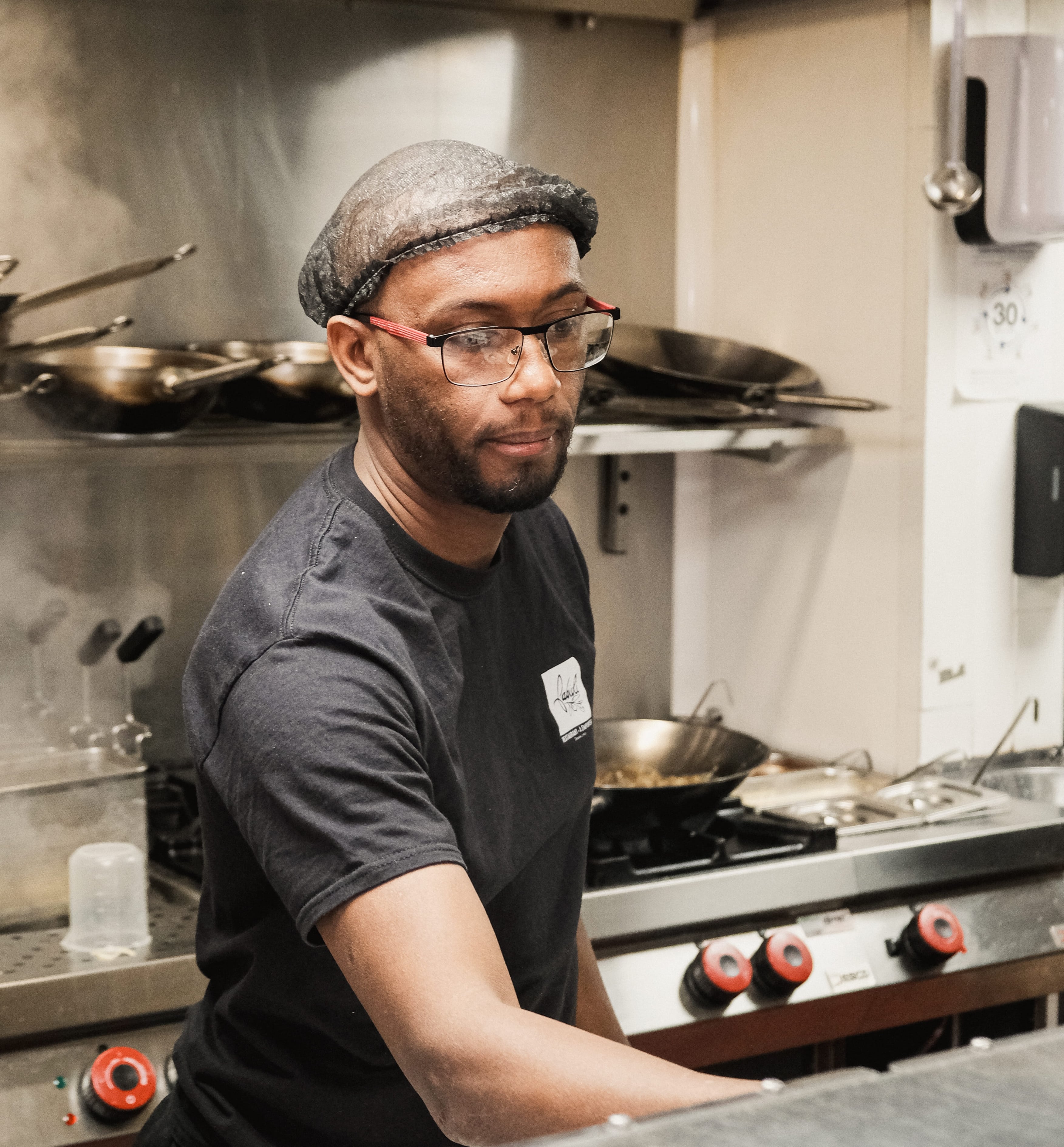 Amadou, directeur exécutif cuisine Fabioli, au poste en cuisine
