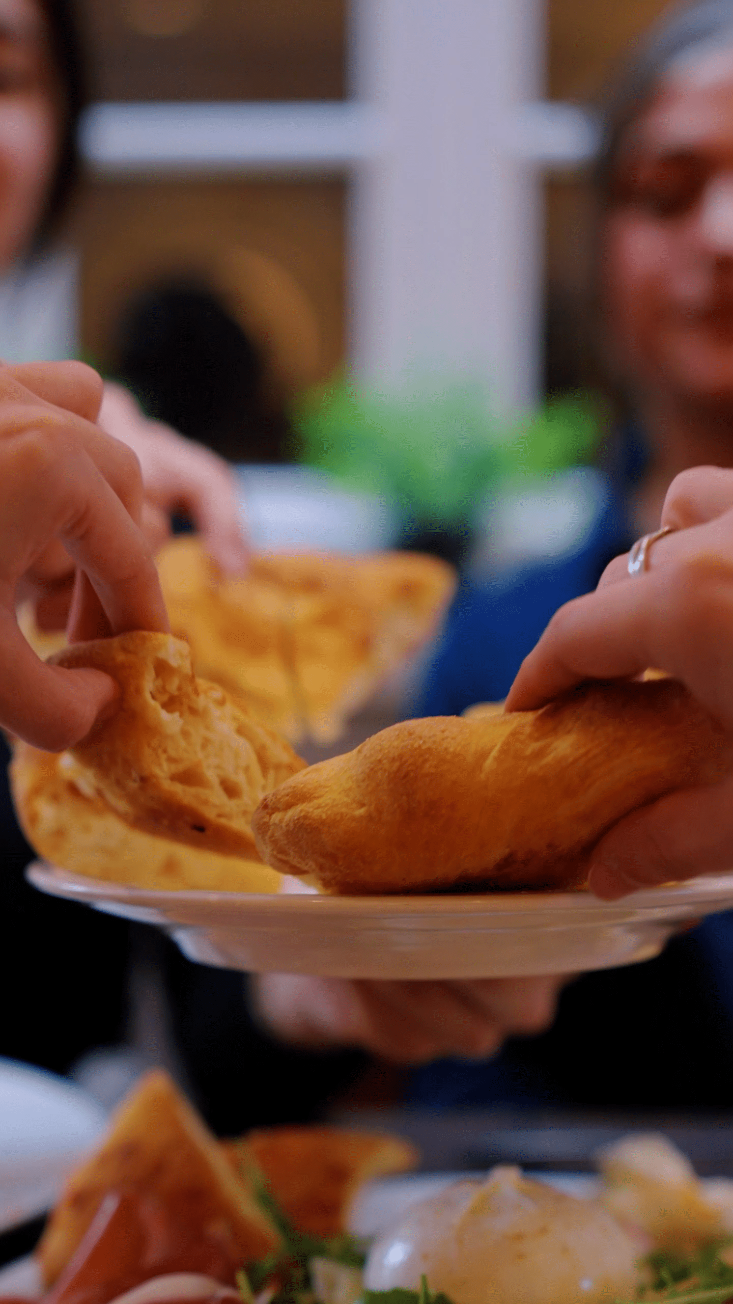 Convives se partageant une pizza bianca dorée à table chez Fabioli