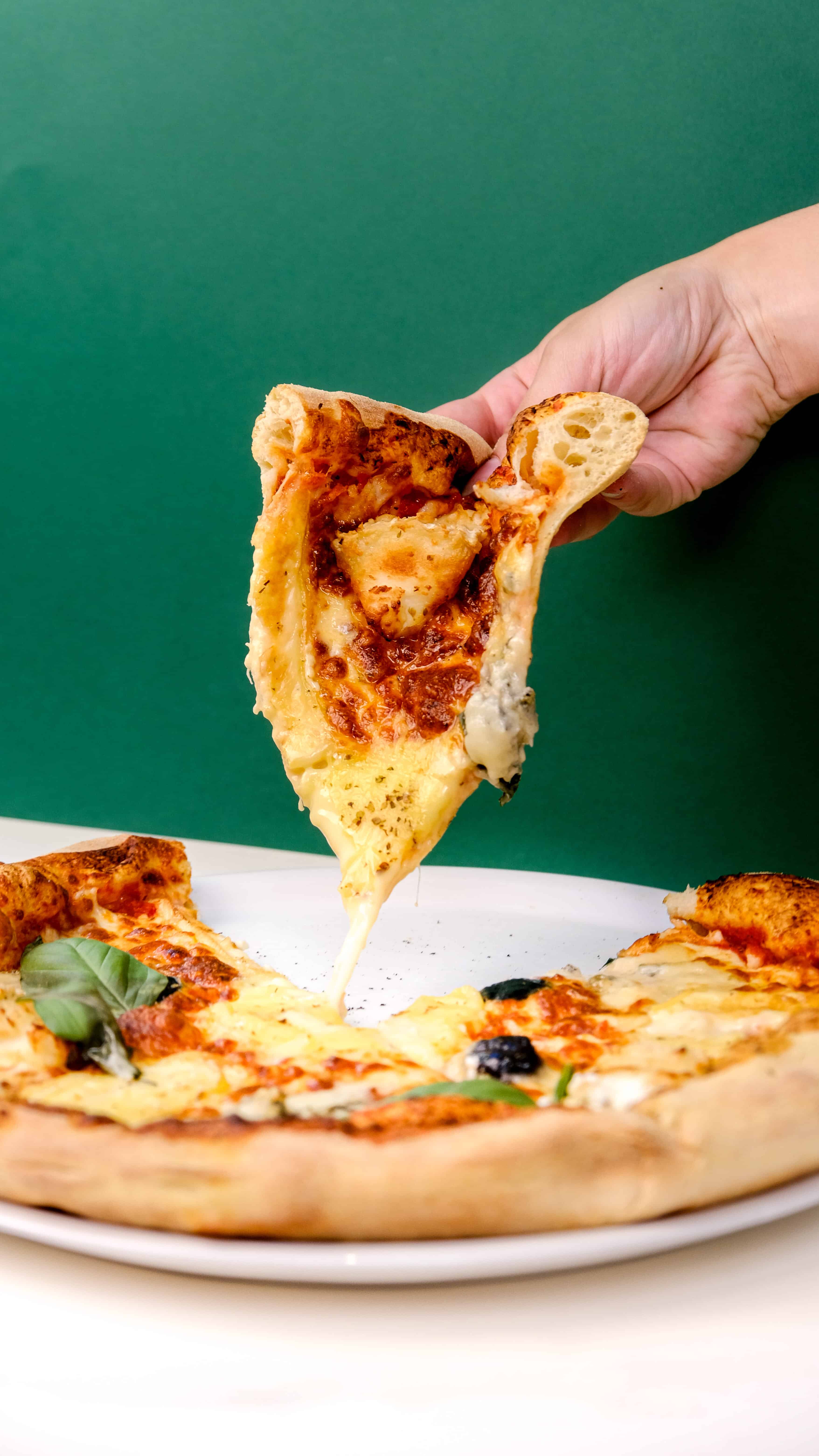 Part de pizza Fabioli au fromage fondant relevée à la main