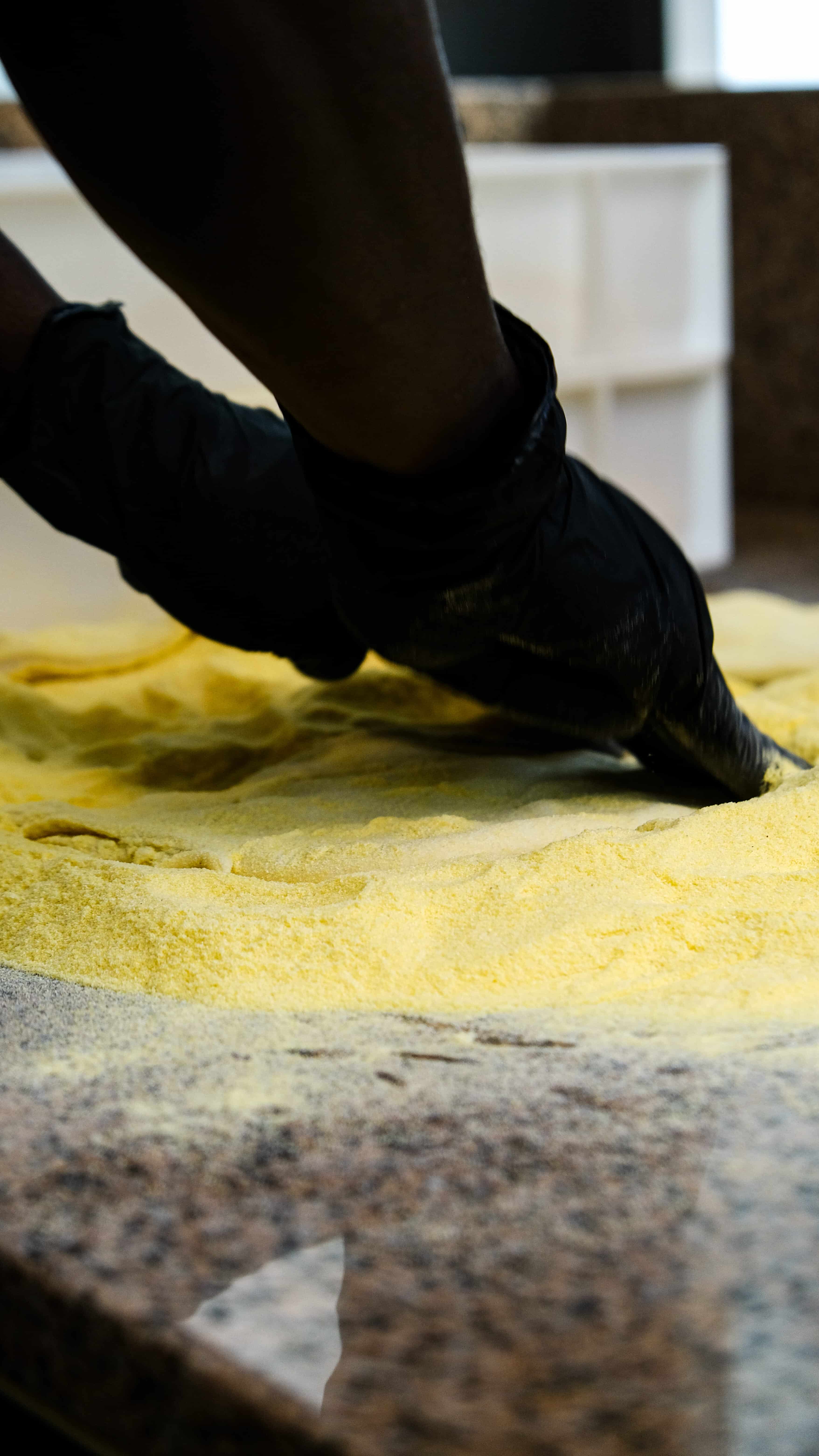 Façonnage de la pâte à pizza dans la semoule