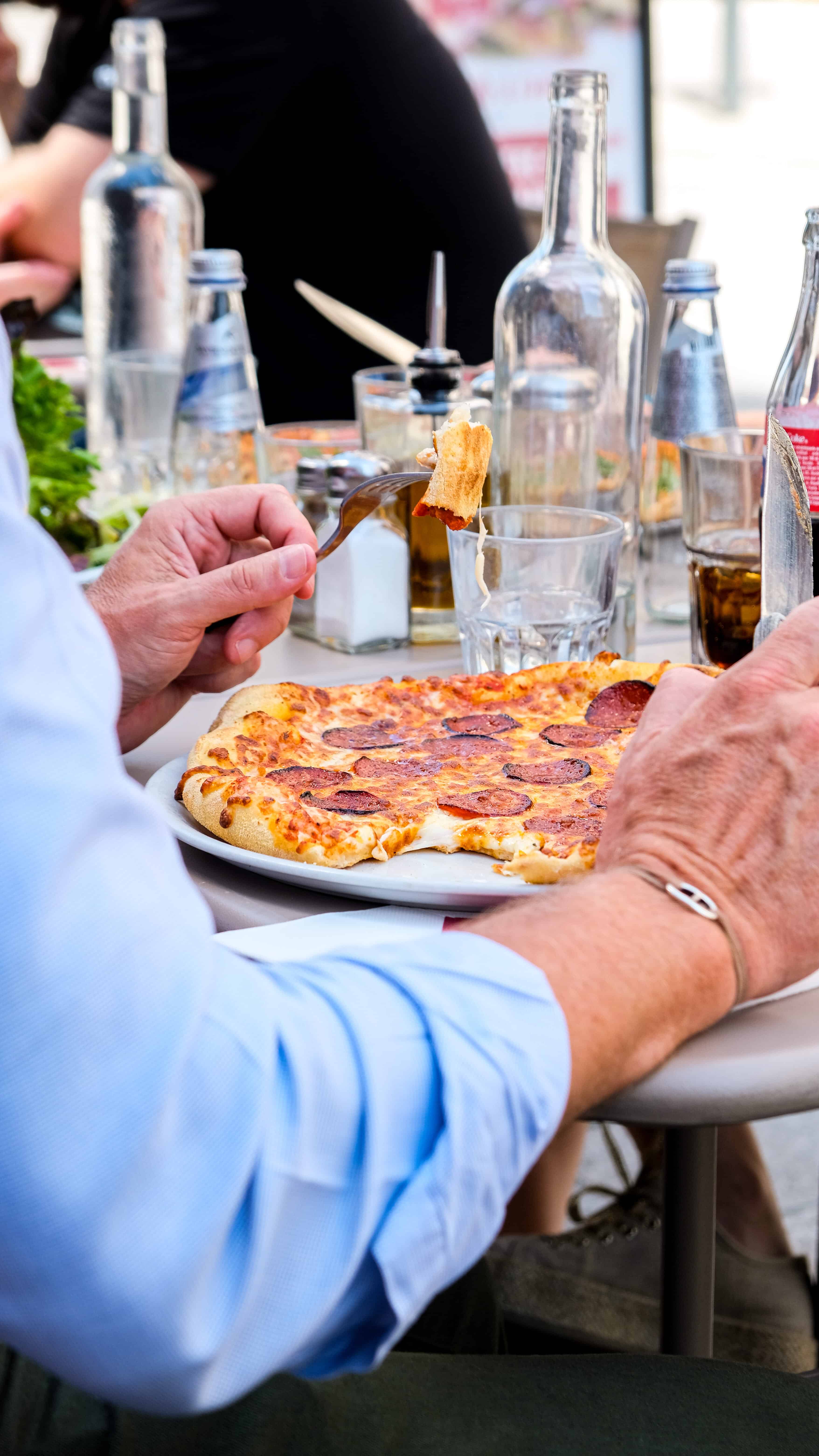 Pizza partagée à table sur la terrasse d'un Restaurant Fabioli