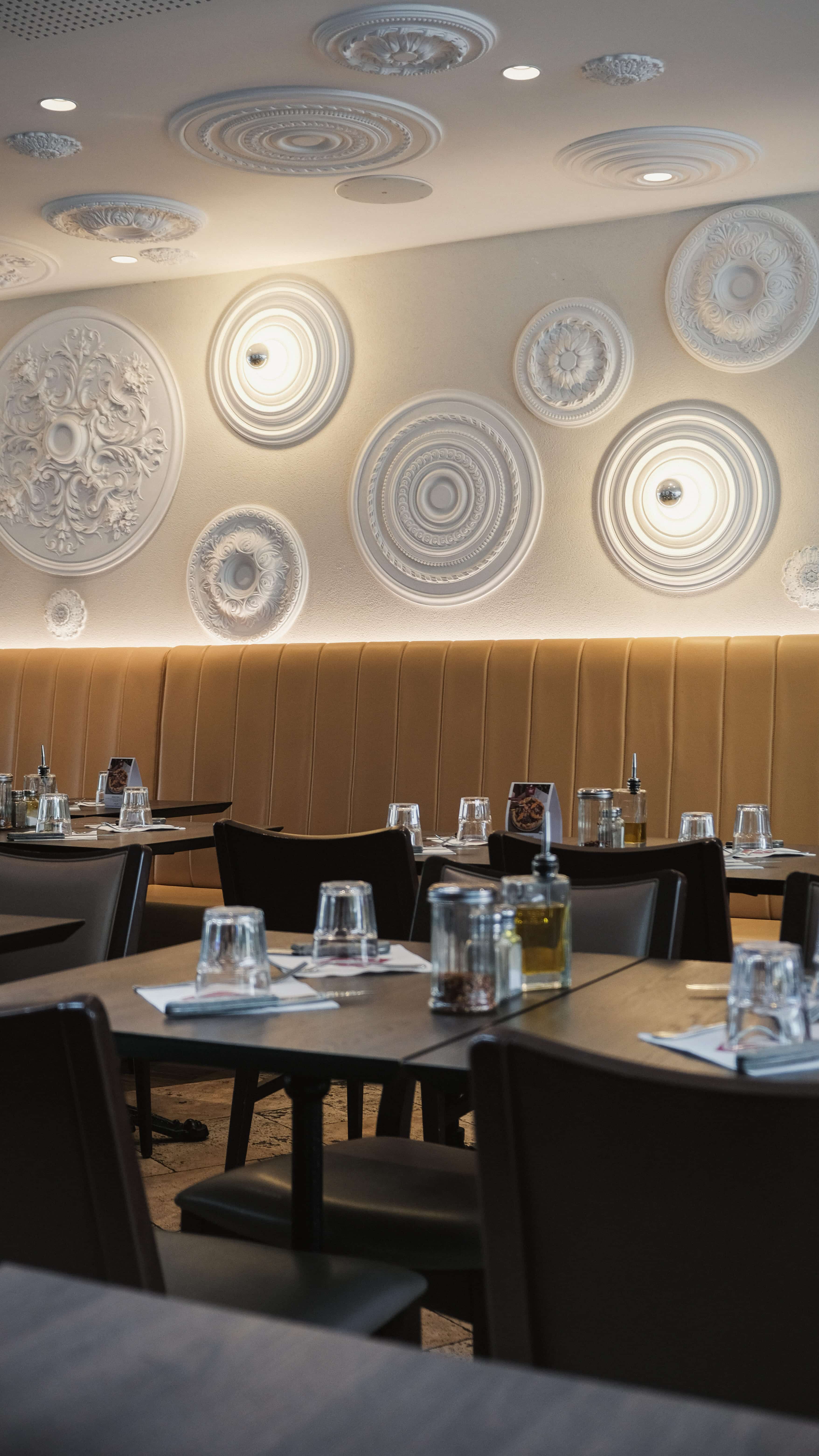 Rosaces artisanales décorant la salle d'un restaurant Fabioli