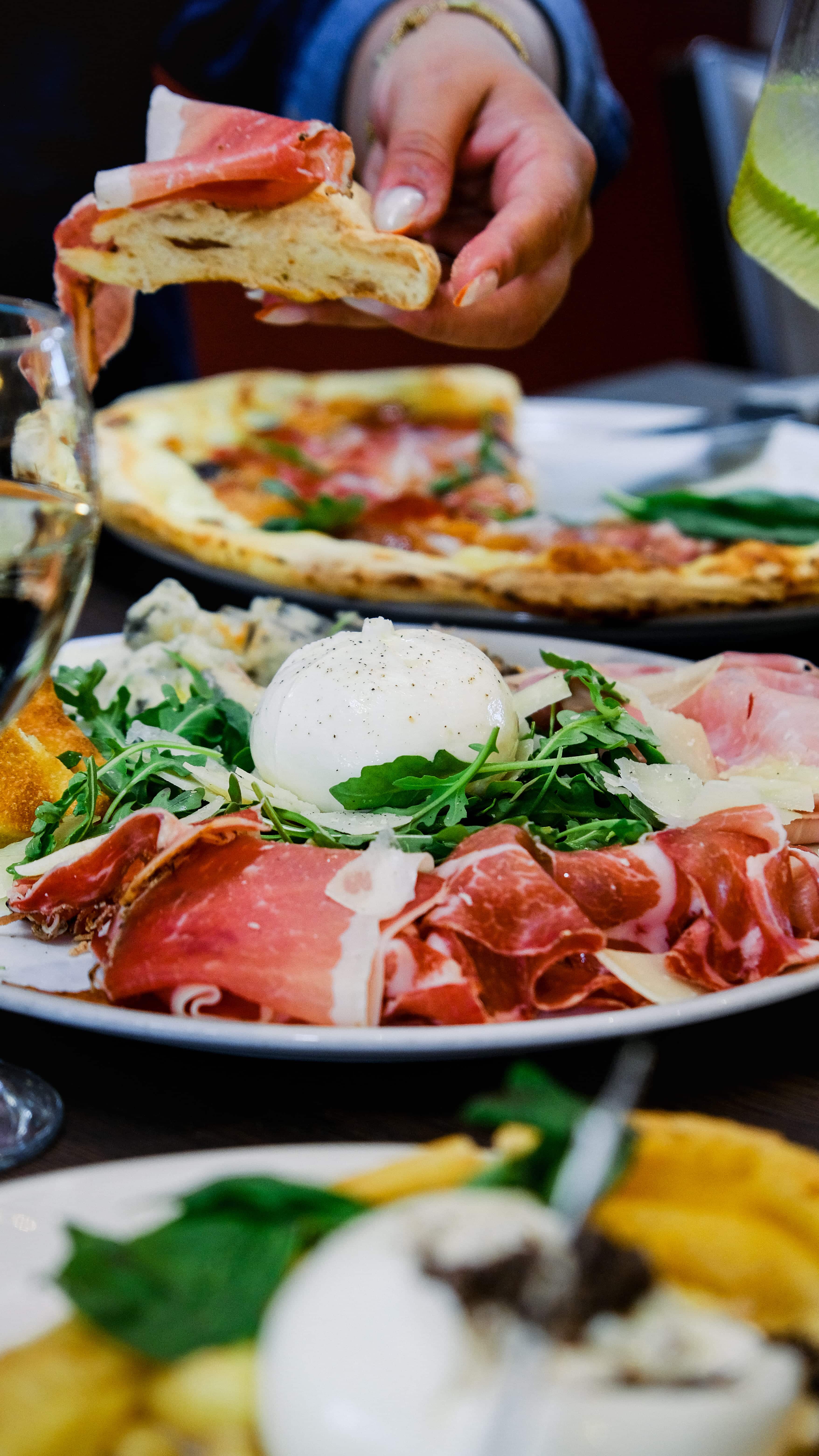 Assiette de burrata, jambon cru et roquette