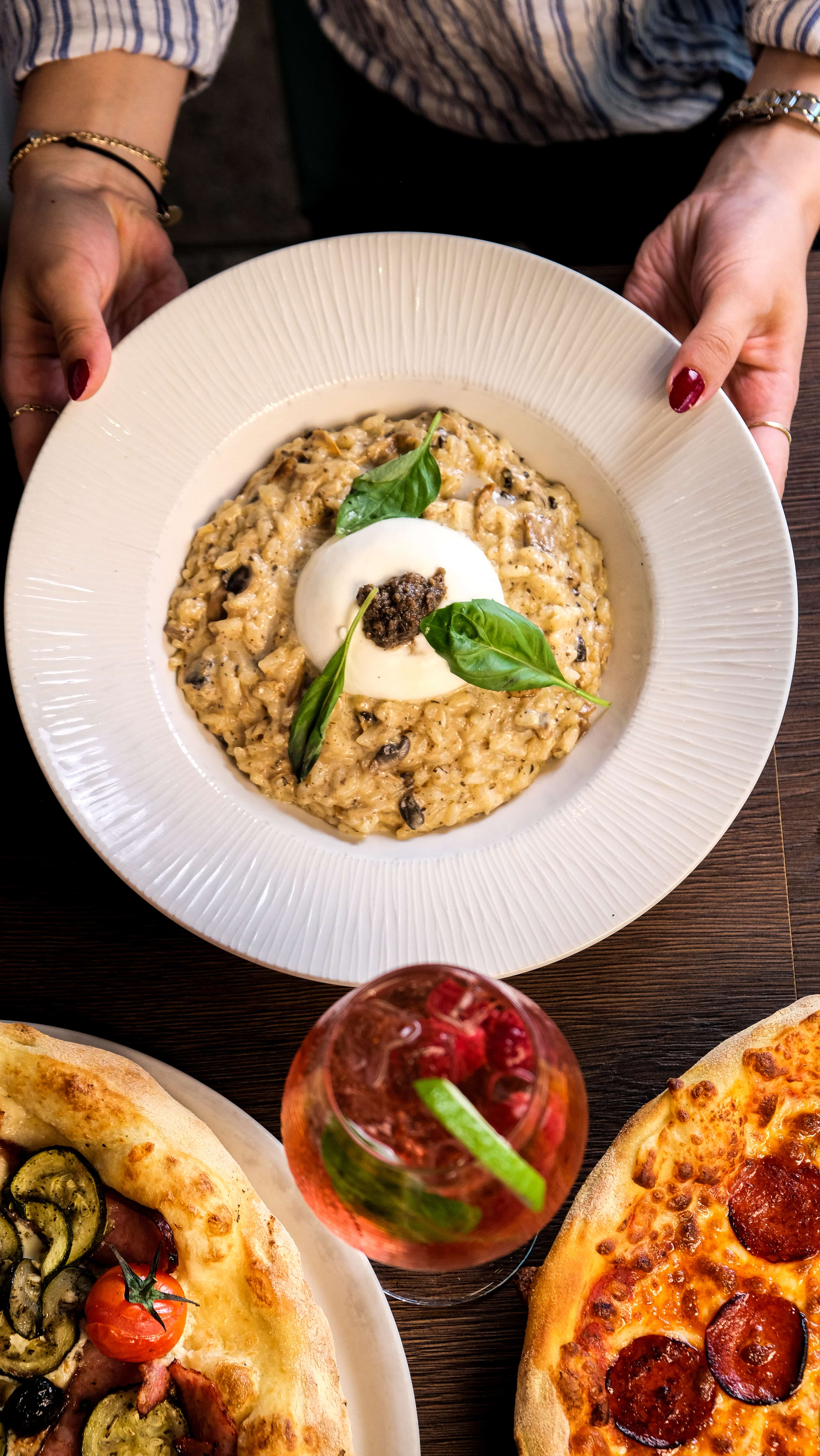 Risotto crémeux et cocktail servis à table