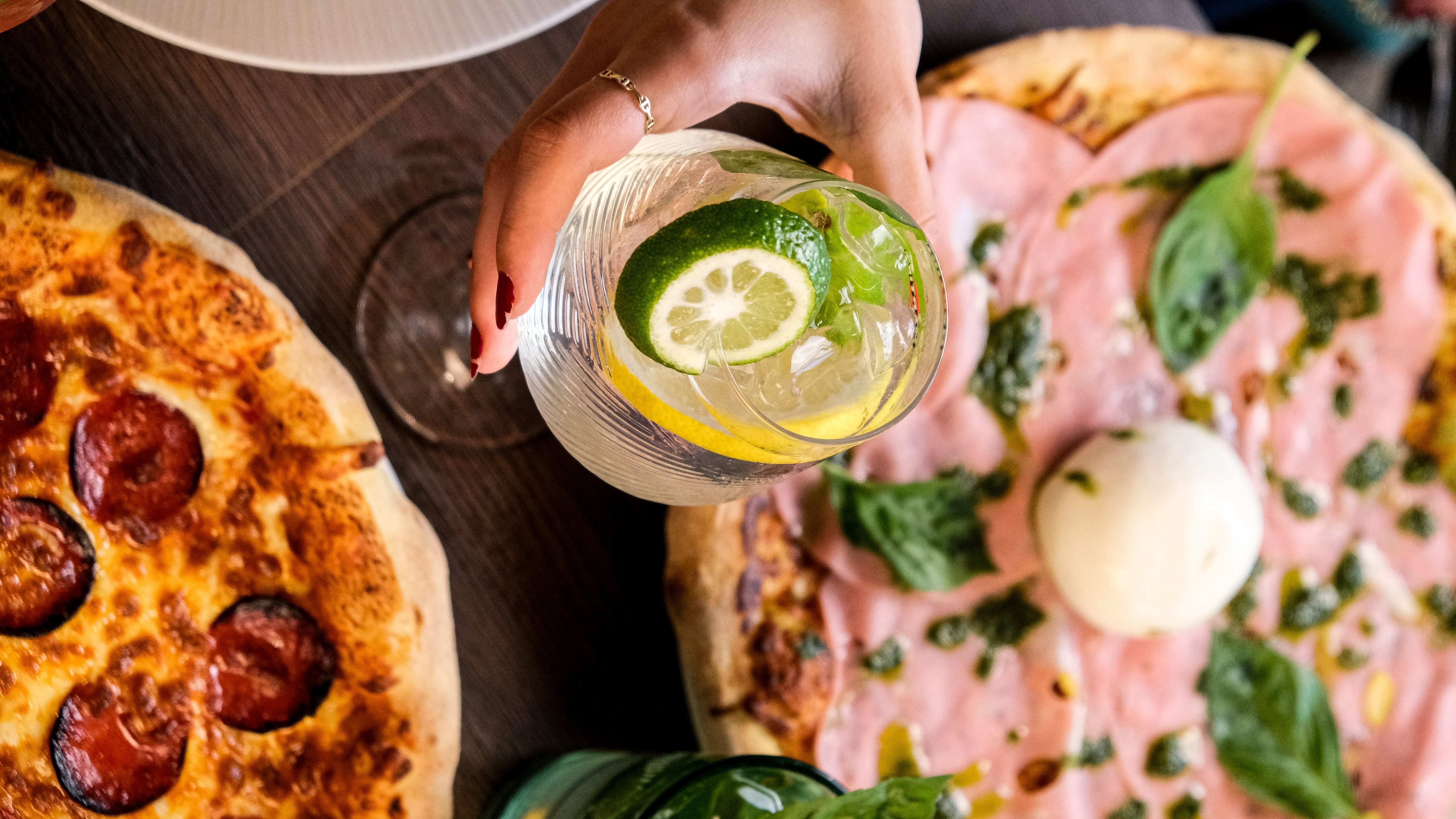 Pizzas et limonade maison sur une table du Restaurant Fabioli