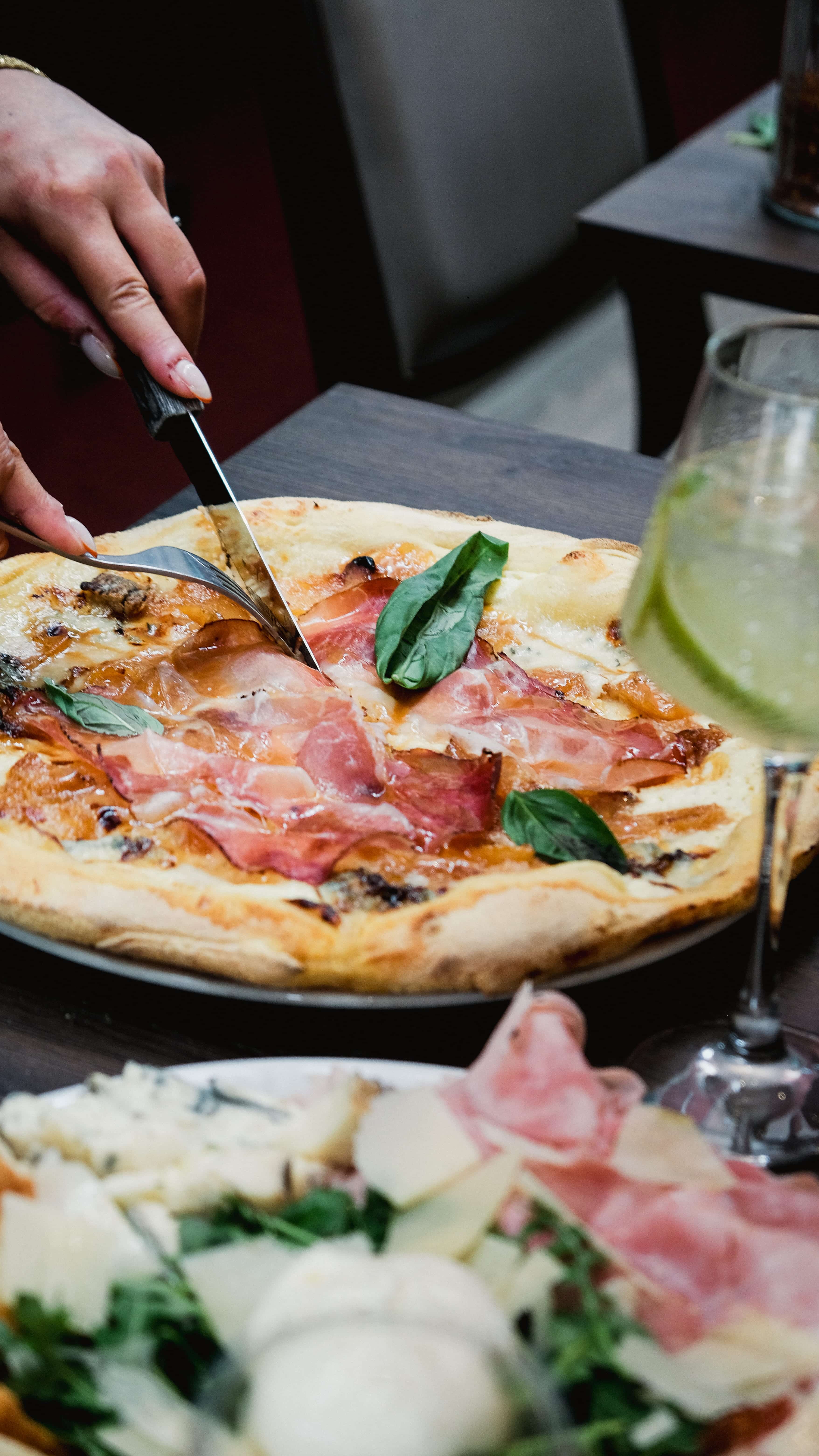 Pizza italienne tranchée à table dans un restaurant Fabioli