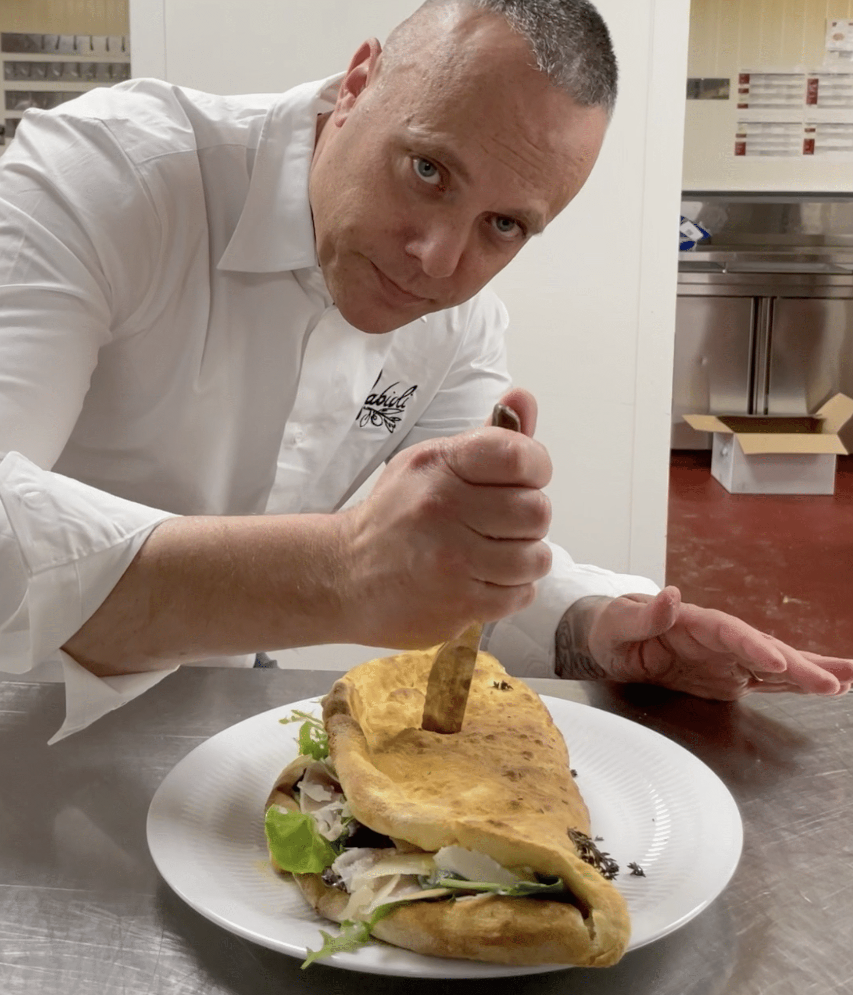 Fabien, fondateur de Fabioli, présentant un panuozzo en cuisine