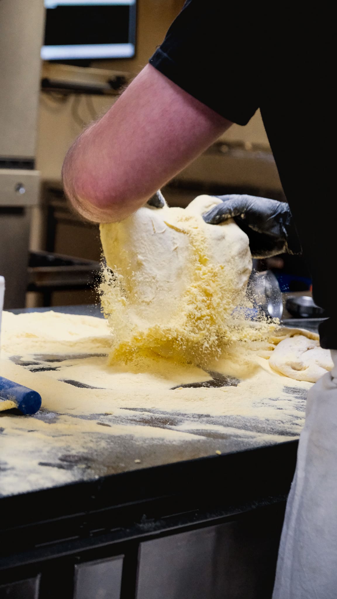 Façonnage de la pâte à pizza dans la semoule