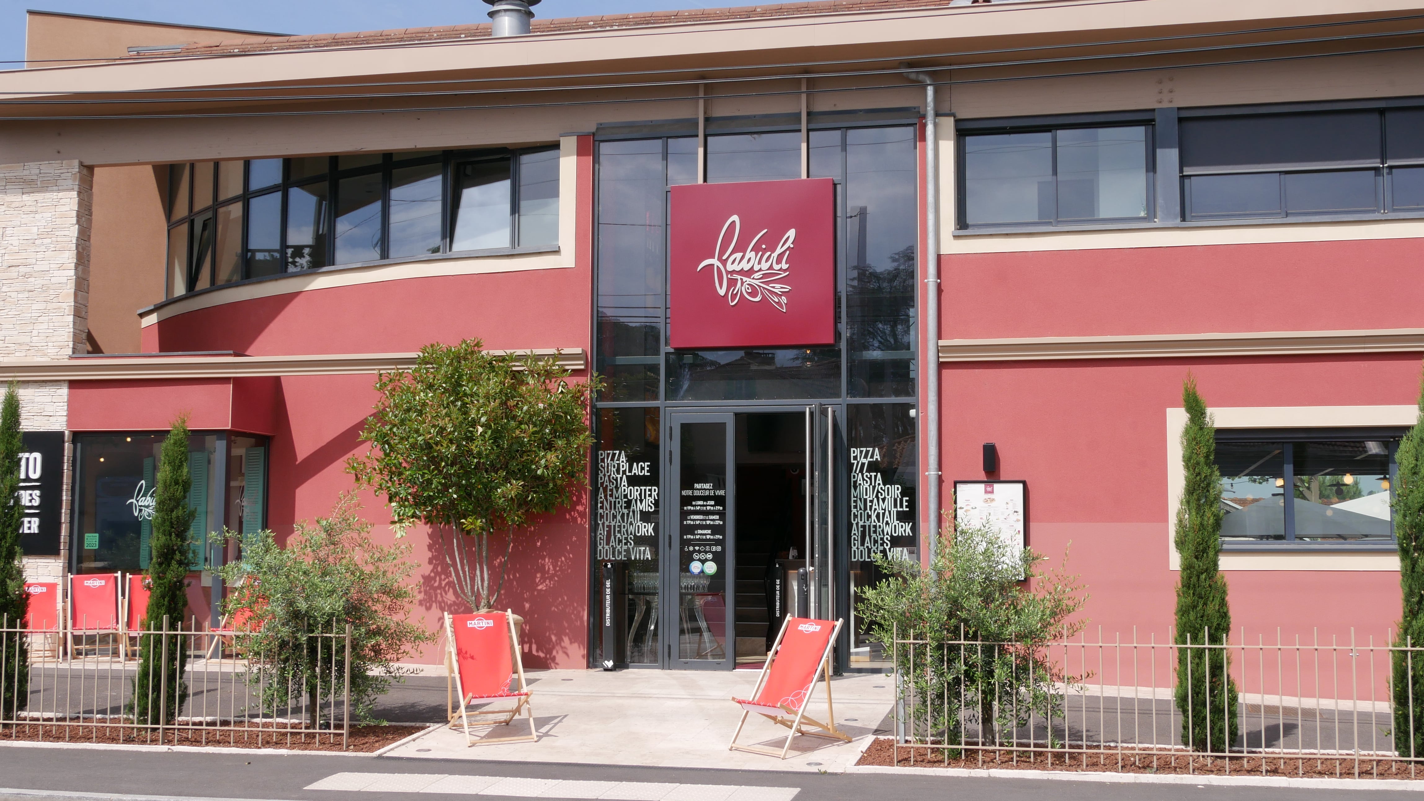 Façade rouge du restaurant Fabioli de Fontaines-sur-Saône