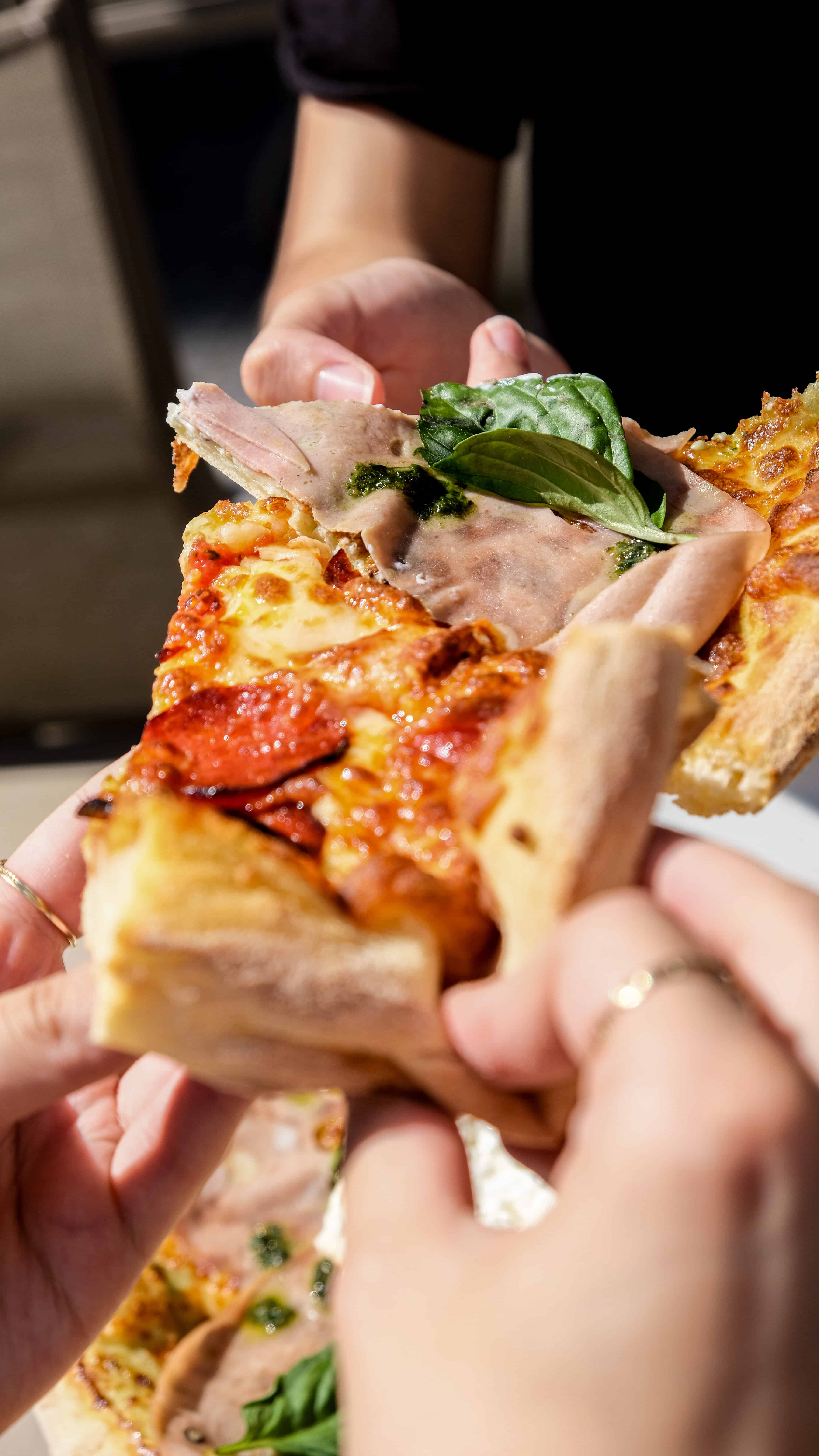 Convives partageant une pizza au Restaurant Fabioli