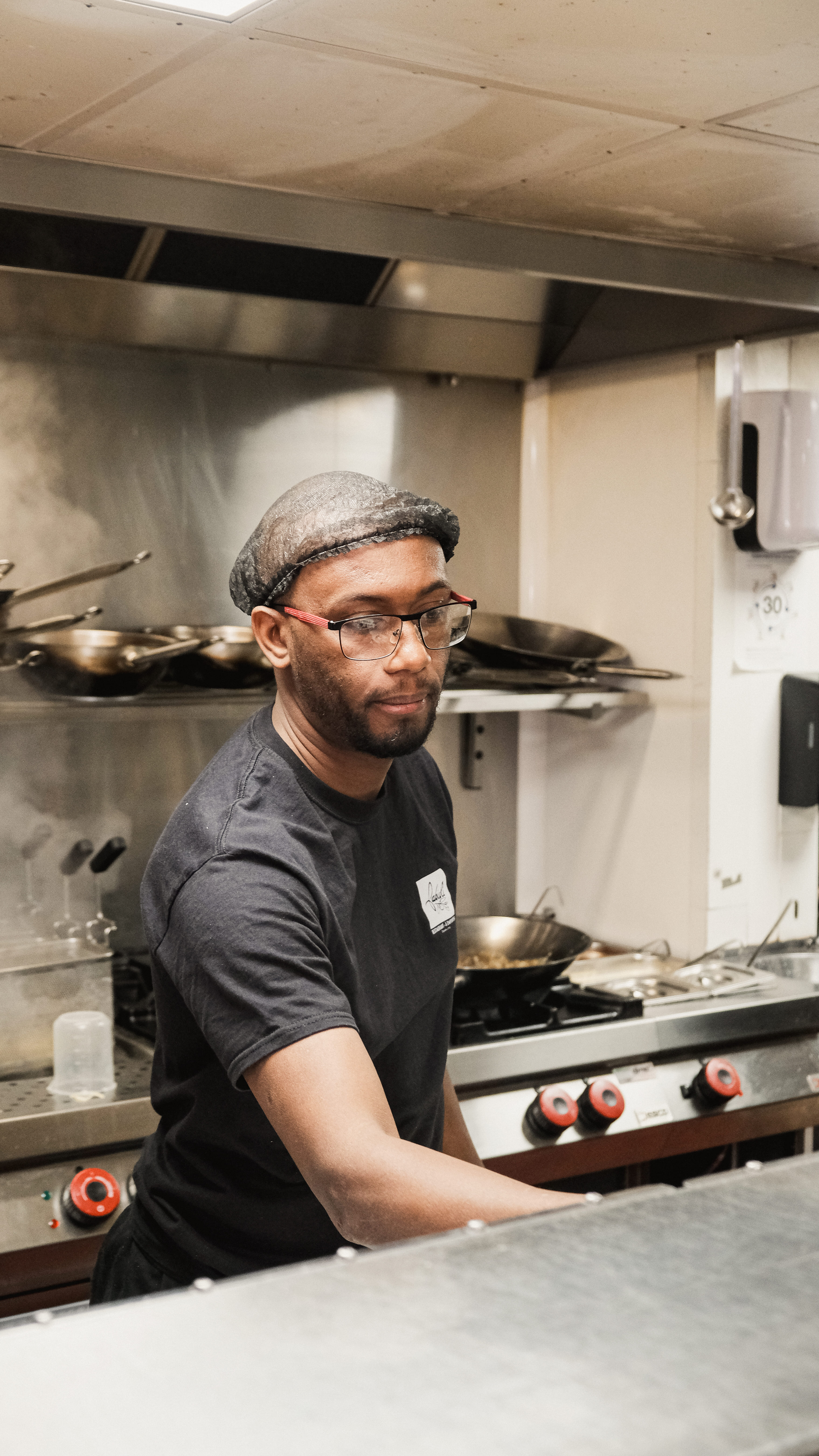 Amadou, directeur exécutif cuisine, en cuisine