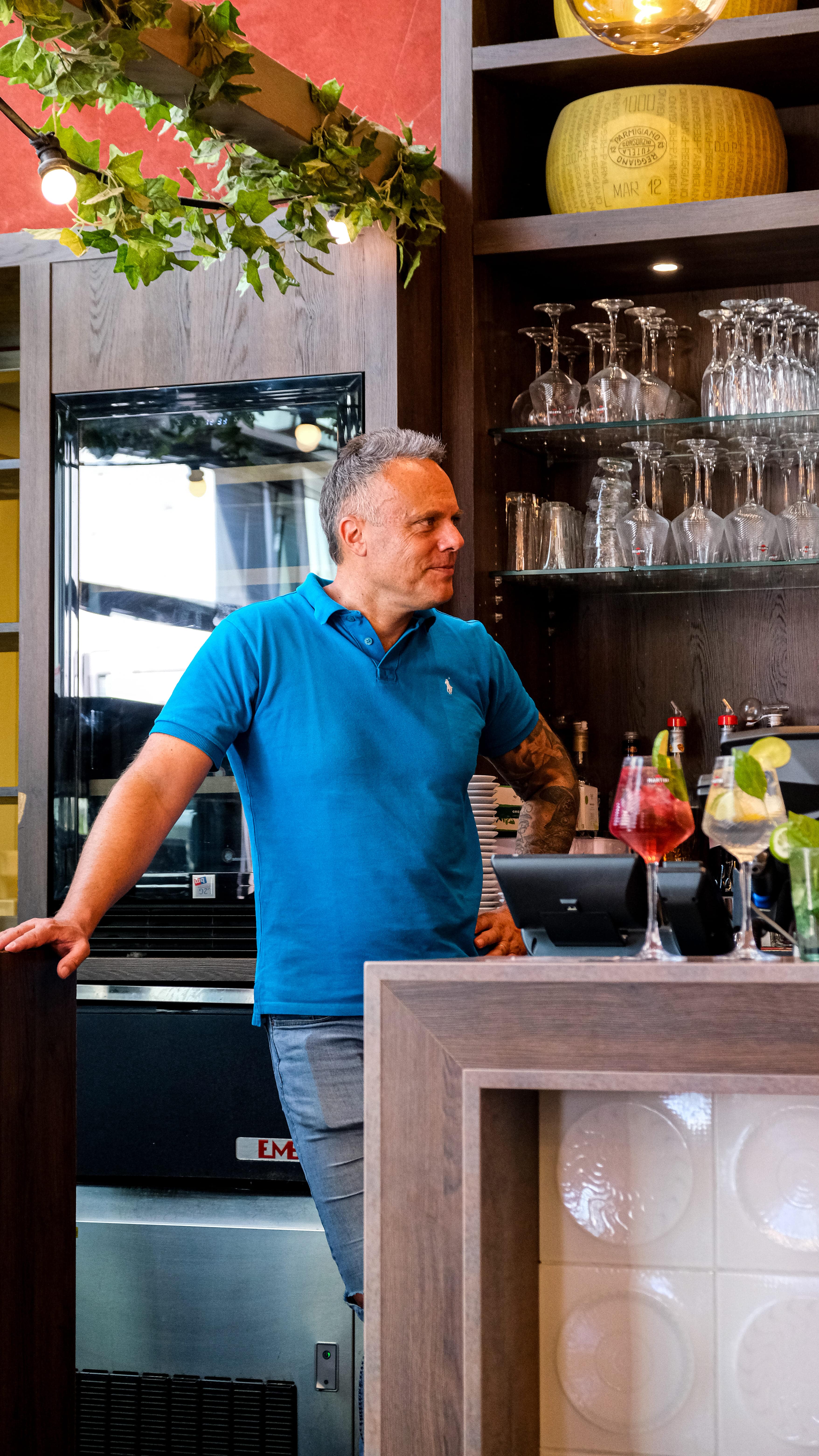 Fabien, fondateur de Fabioli, au bar du restaurant