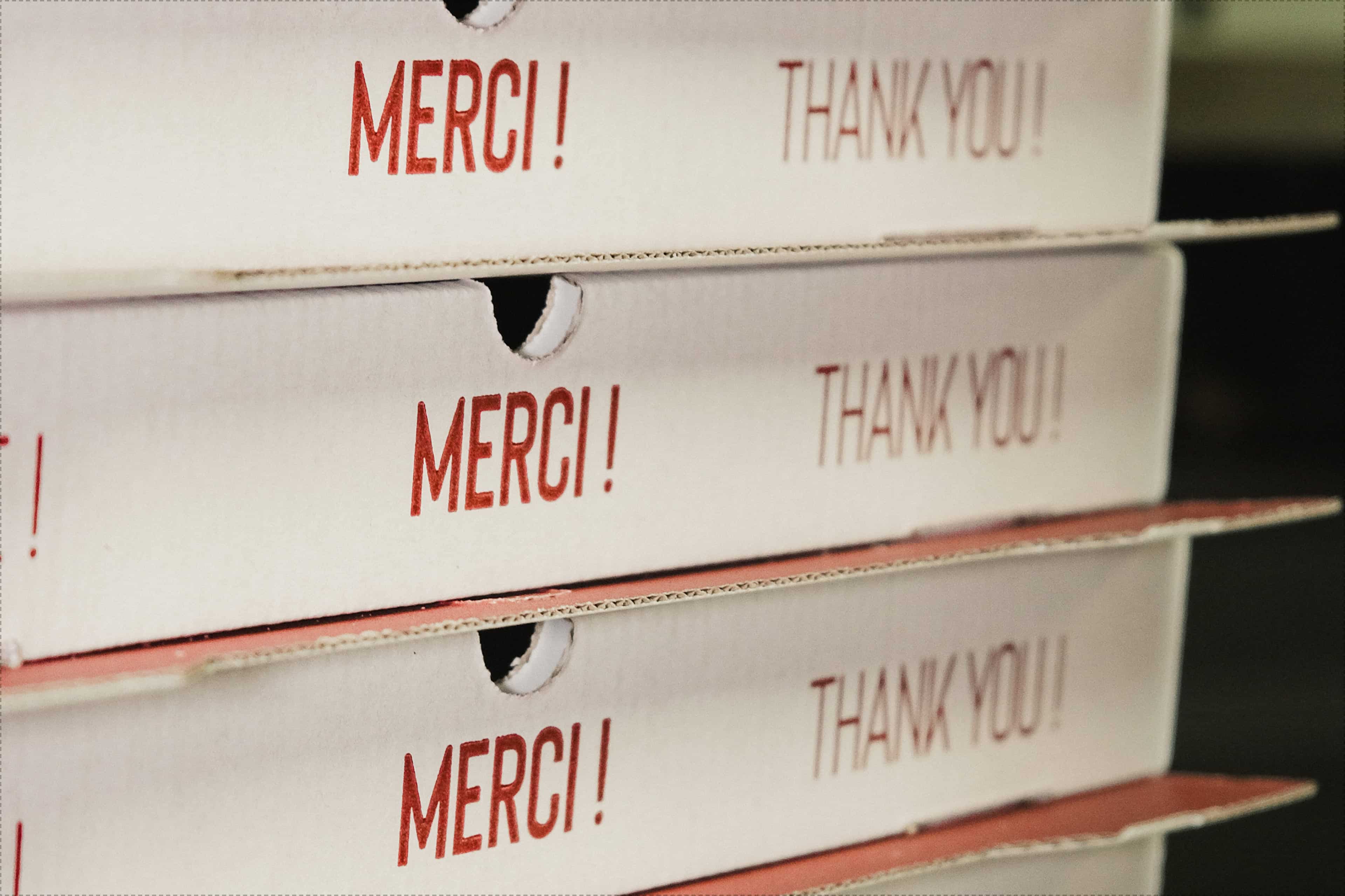 Pile de boîtes à pizza Fabioli estampillées Merci