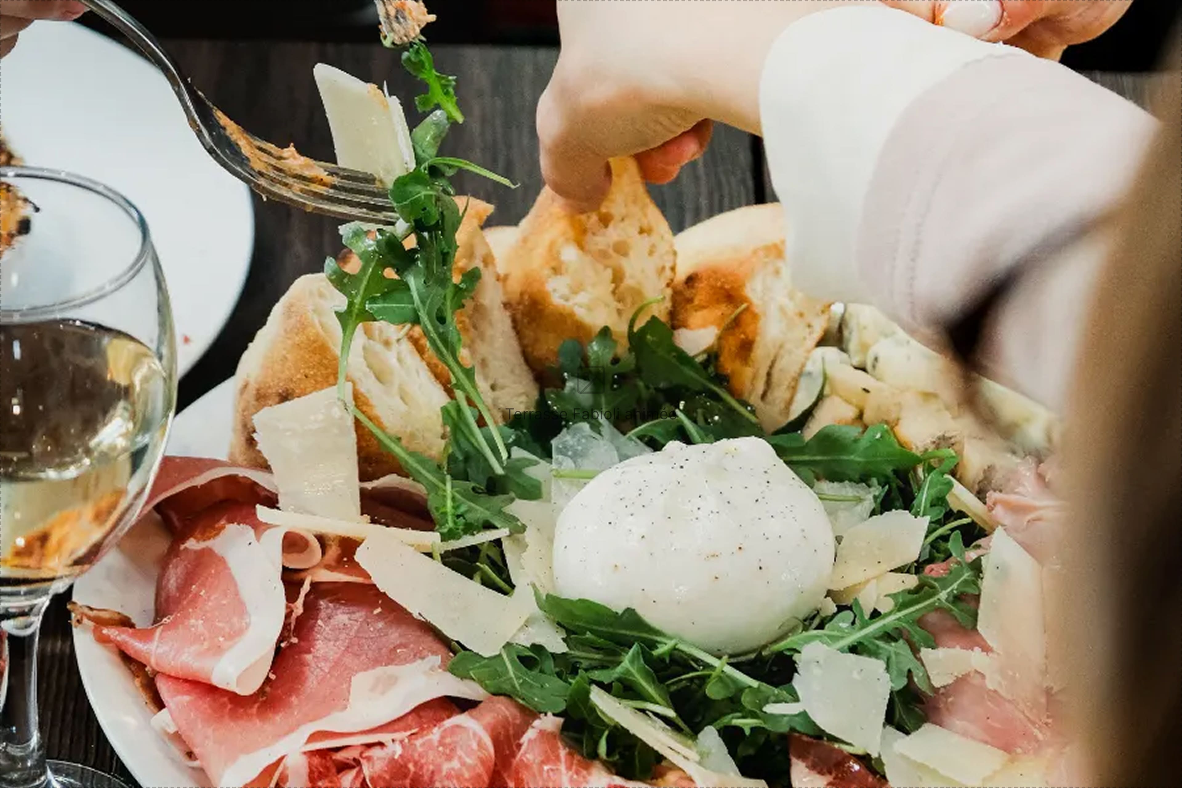 Planche de burrata et charcuterie italienne partagée à table