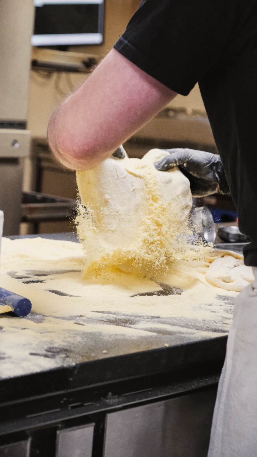 Façonnage de la pâte à pizza dans la semoule