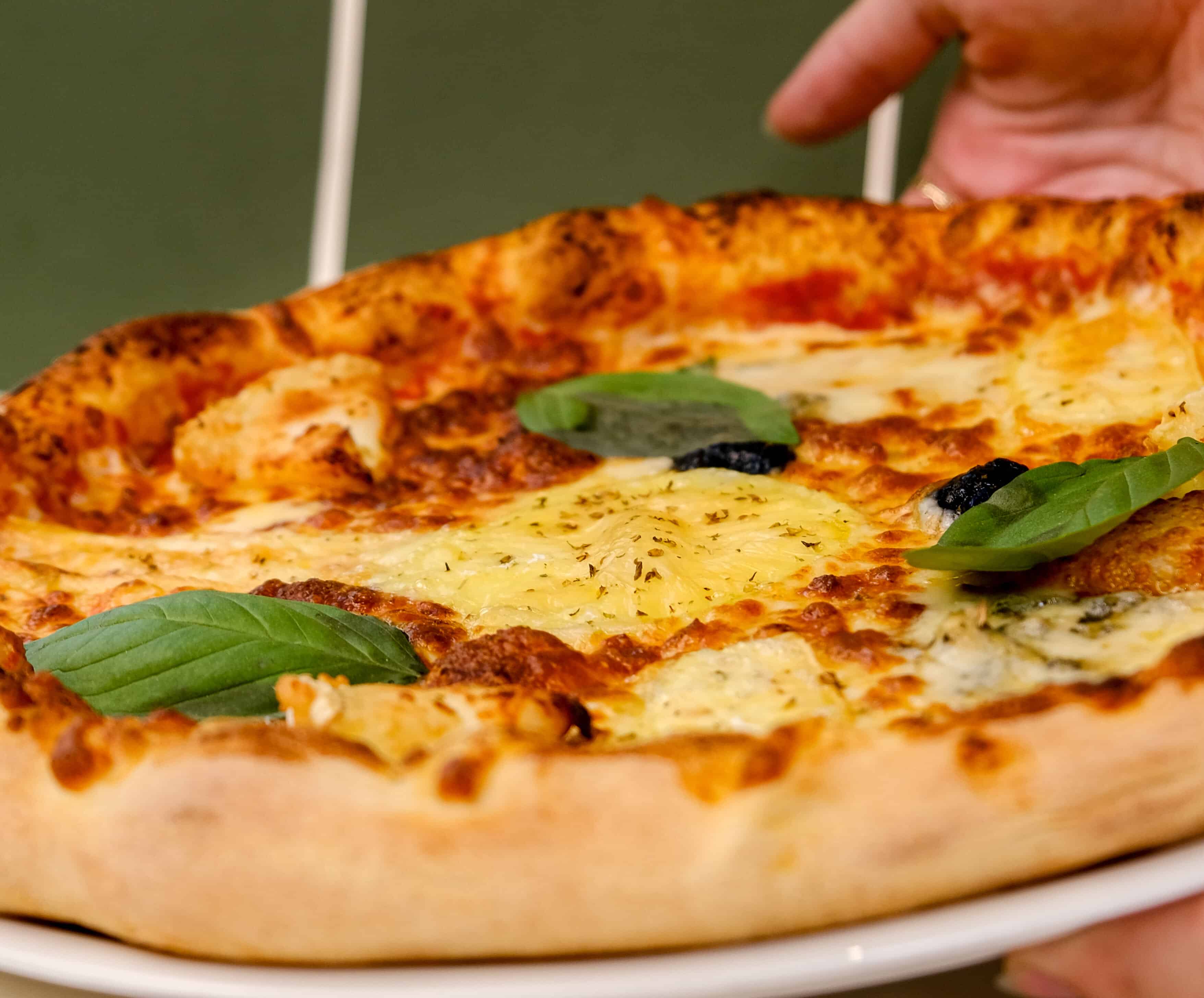 Pizza quatre fromages Fabioli au basilic frais