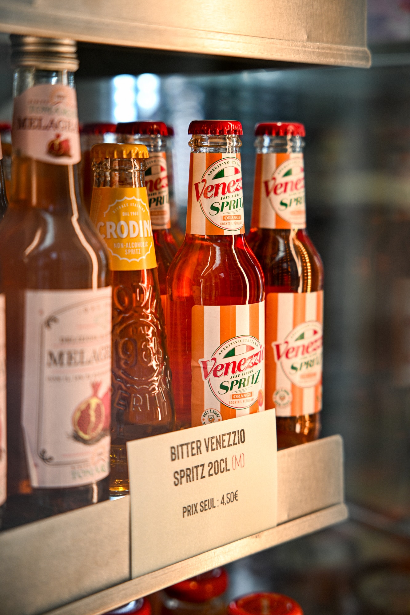 Bouteilles de spritz et Crodino italiens en vitrine réfrigérée Fabioli Presto