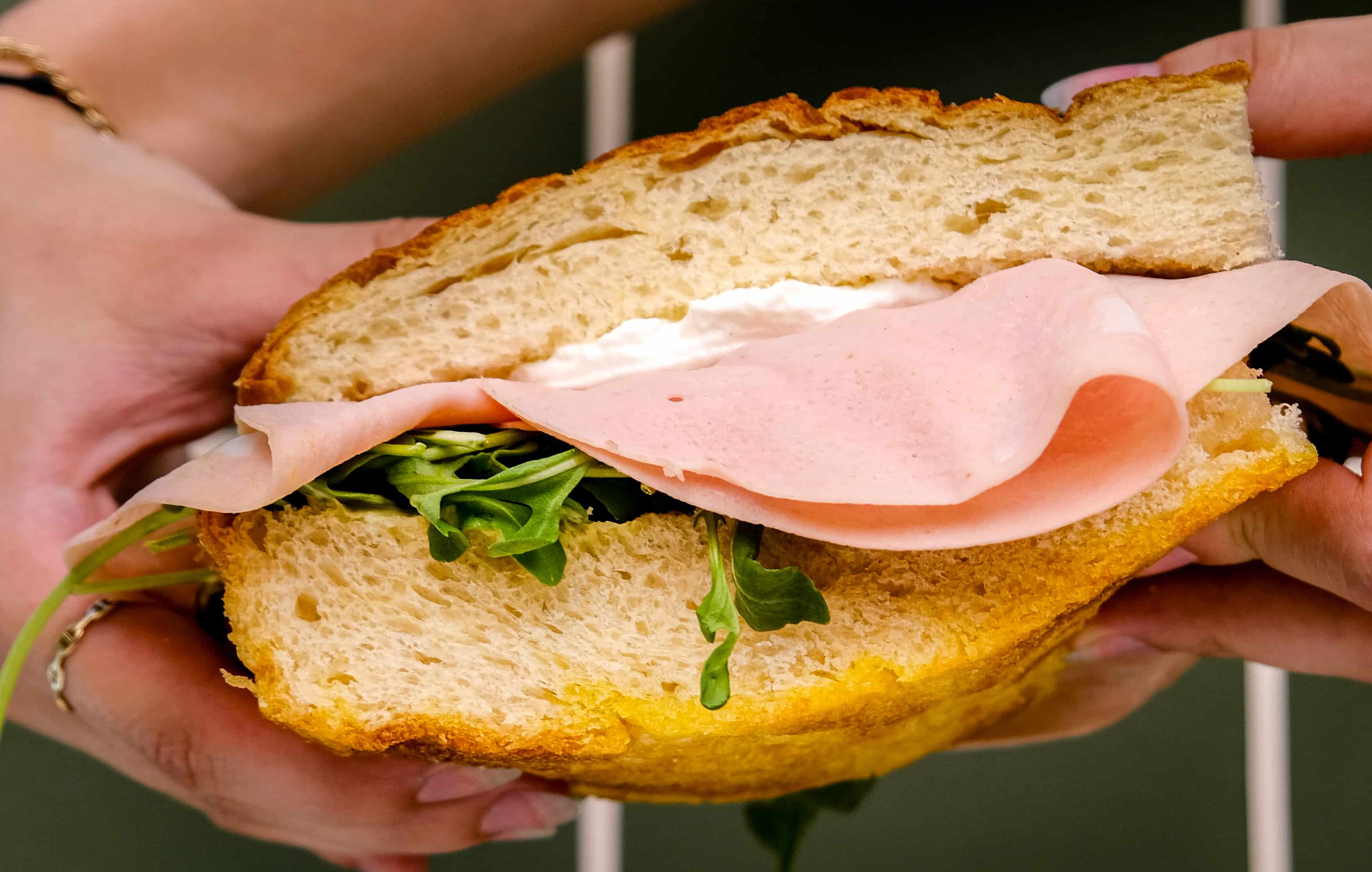 Focaccia Fabioli Presto garnie de mortadelle, stracciatella et roquette