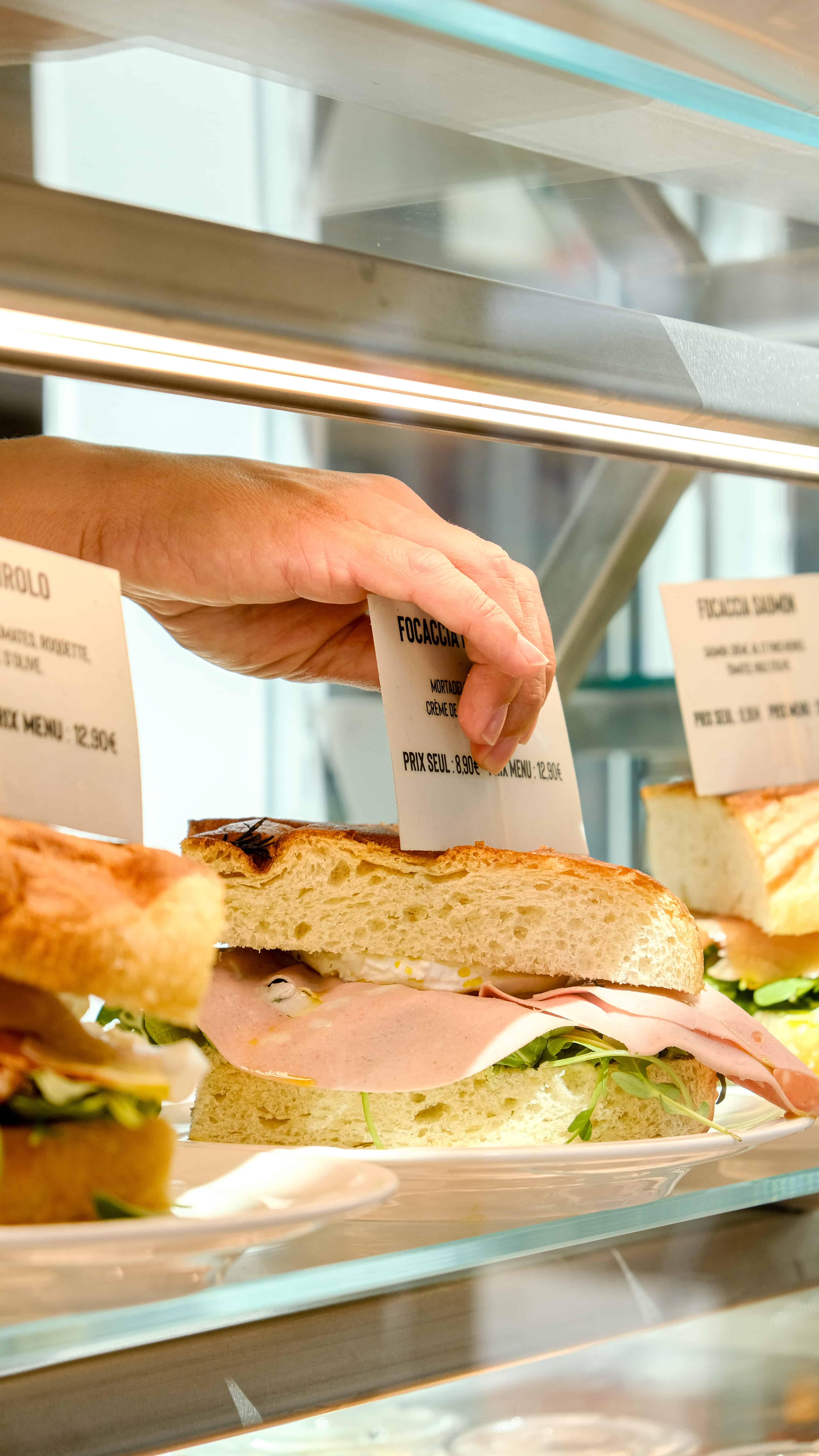 Focaccia garnie présentée au comptoir Fabioli Presto