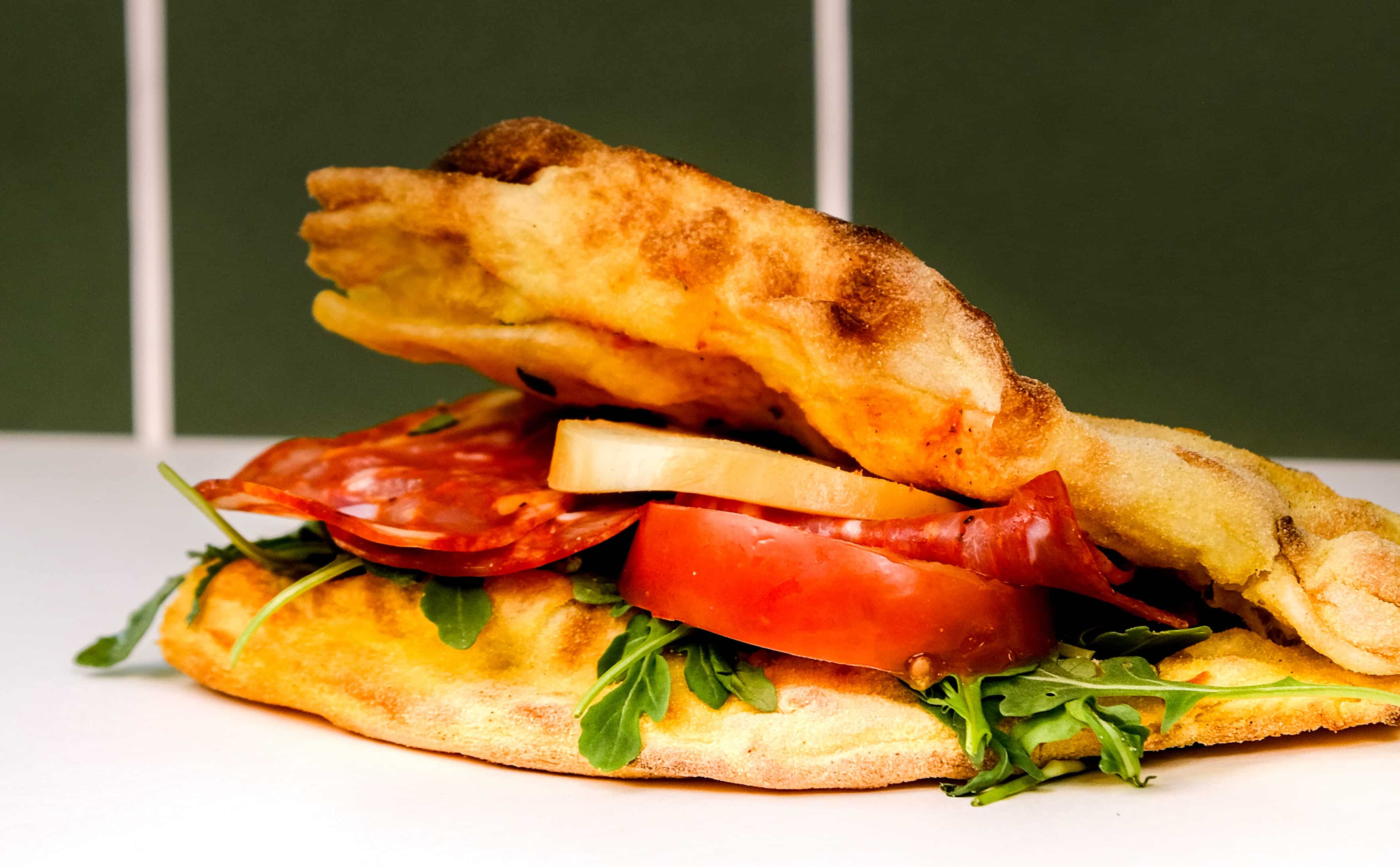 Panuozzo Fabioli Presto garni de salami, prosciutto, tomate et roquette