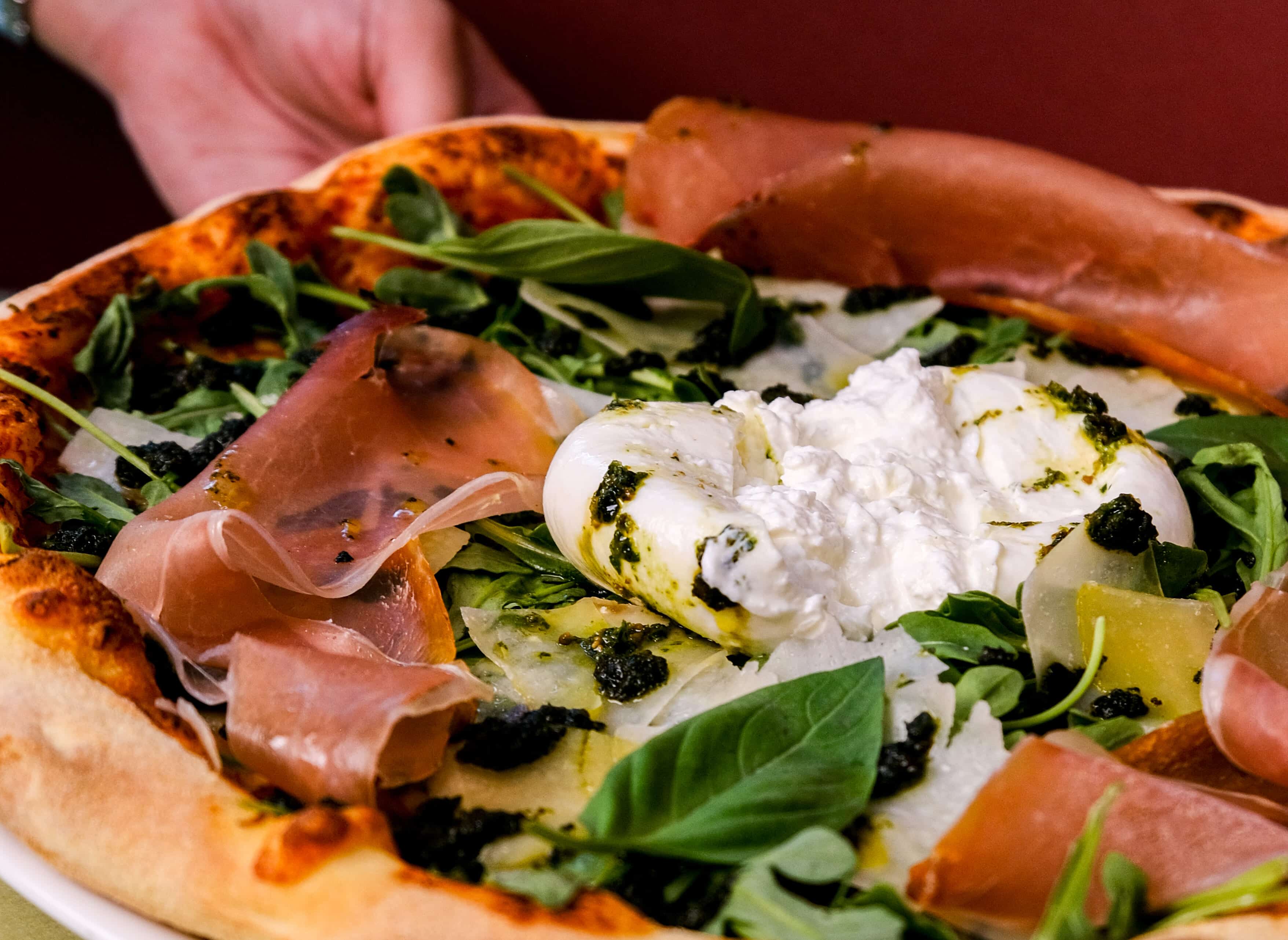 Pizza Fabioli Presto burrata, prosciutto, roquette et pesto
