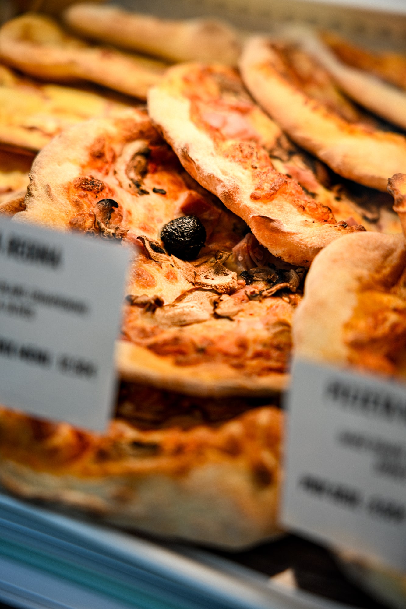 Pizzette Fabioli Presto en vitrine : jambon, champignons et olives