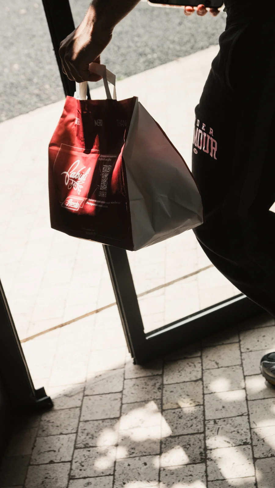 Client repartant avec un sac à emporter Fabioli Presto