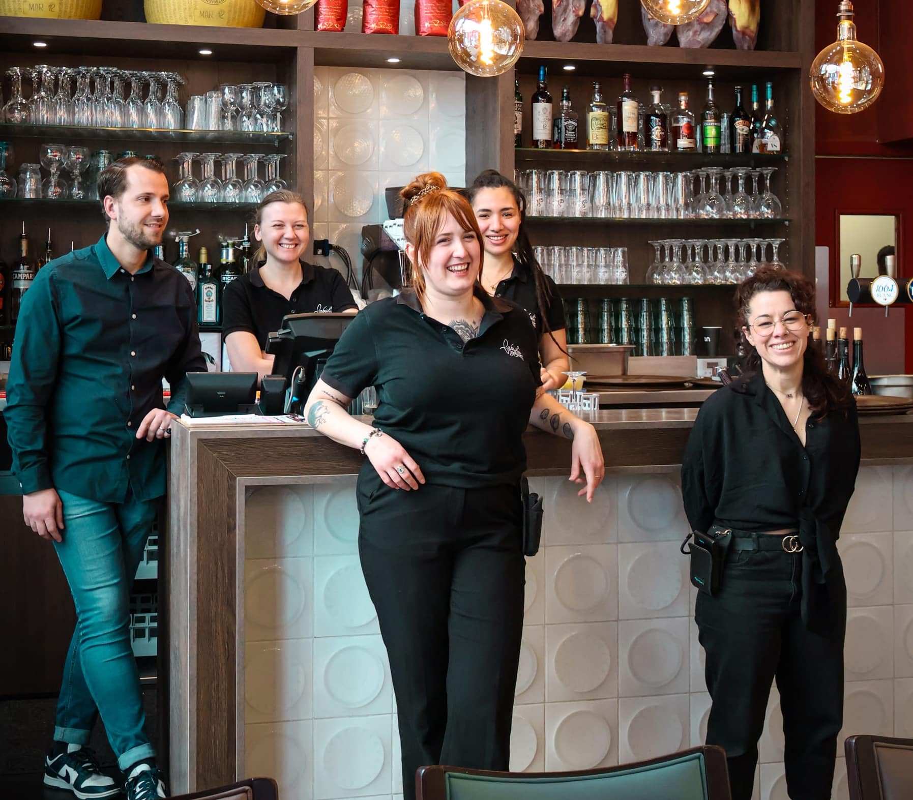L'équipe du Restaurant Fabioli de Villeurbanne au bar
