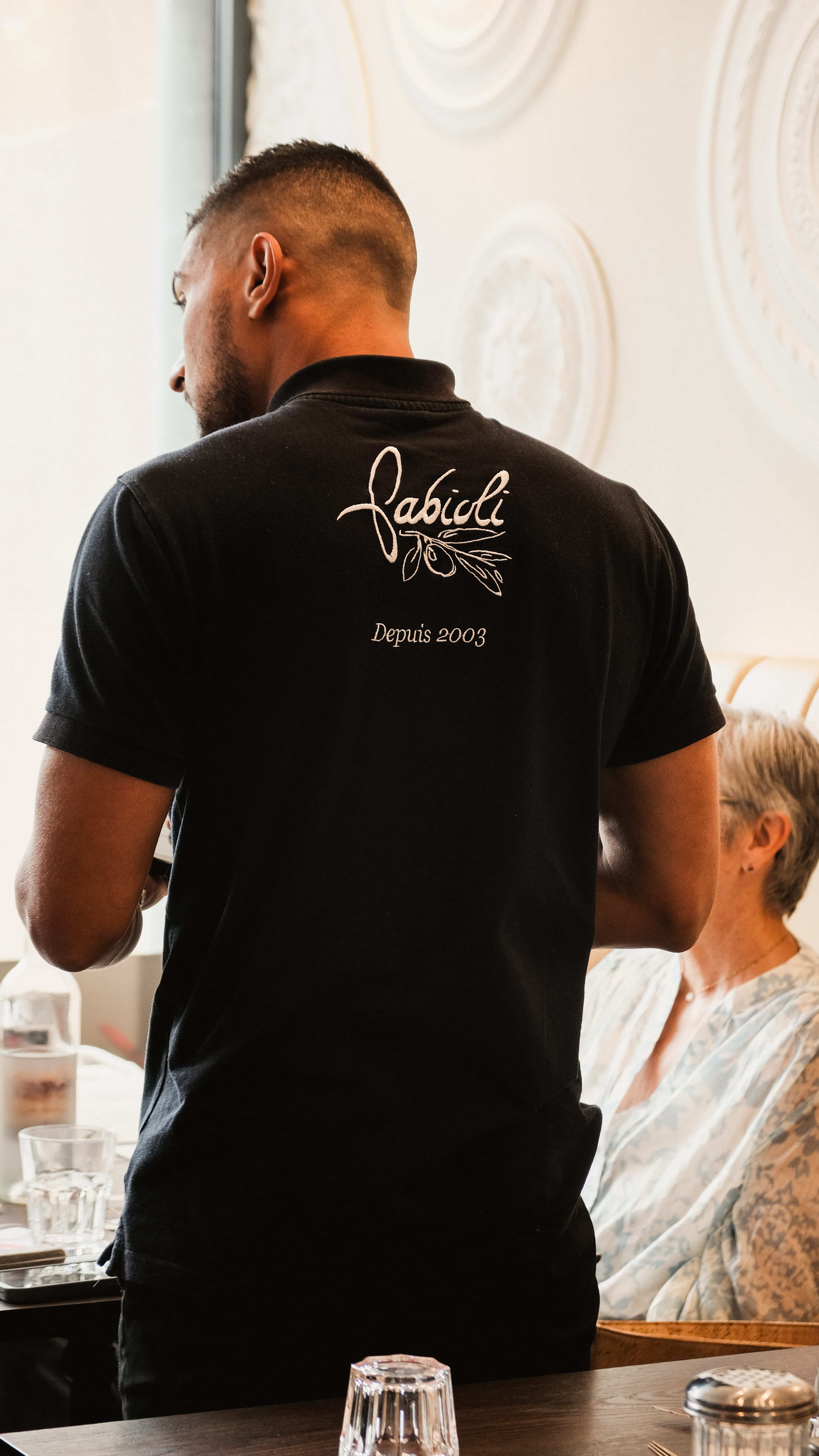 Serveur Fabioli en salle, tenue Depuis 2003