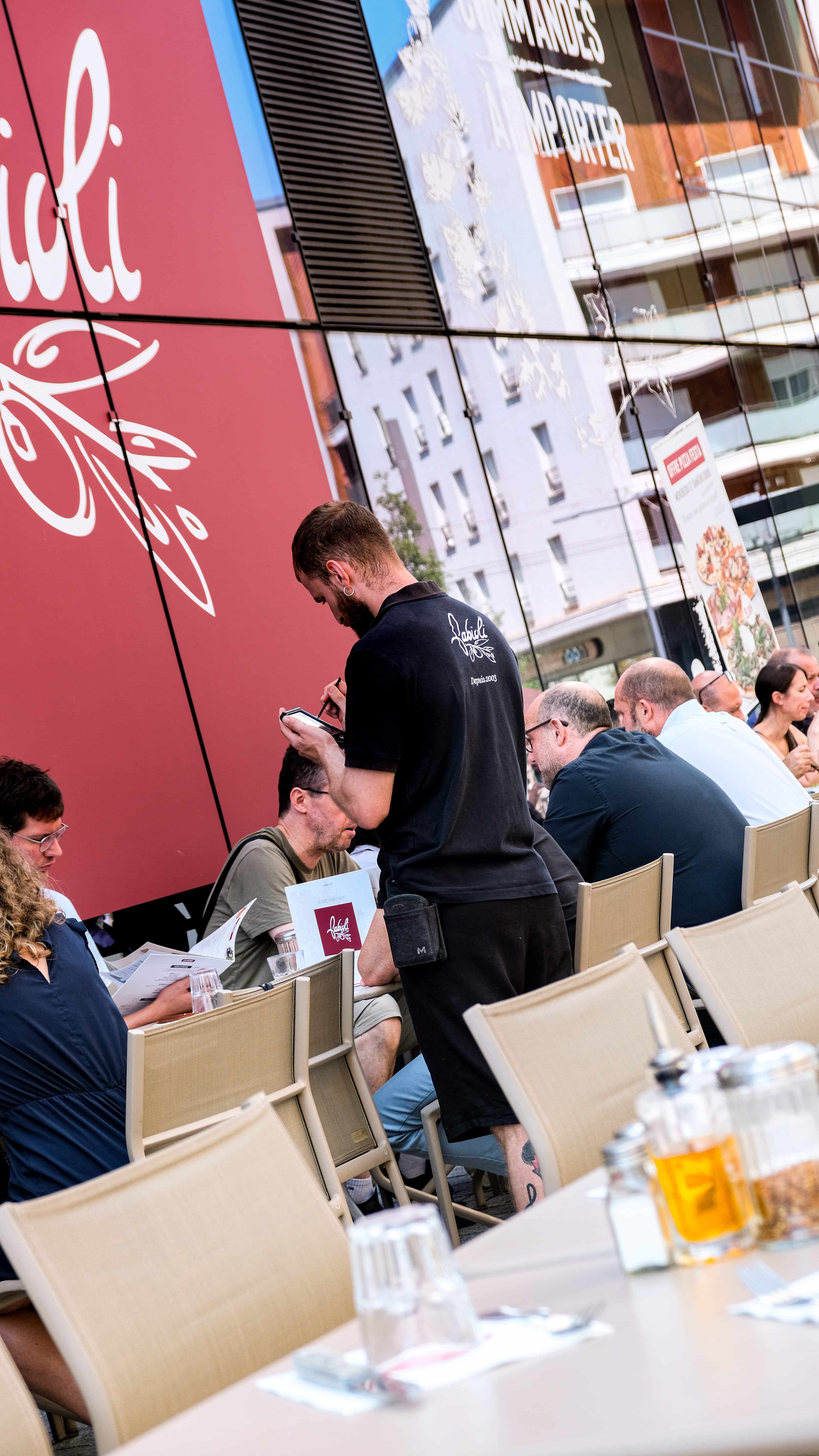 Serveur Fabioli en plein service sur la terrasse